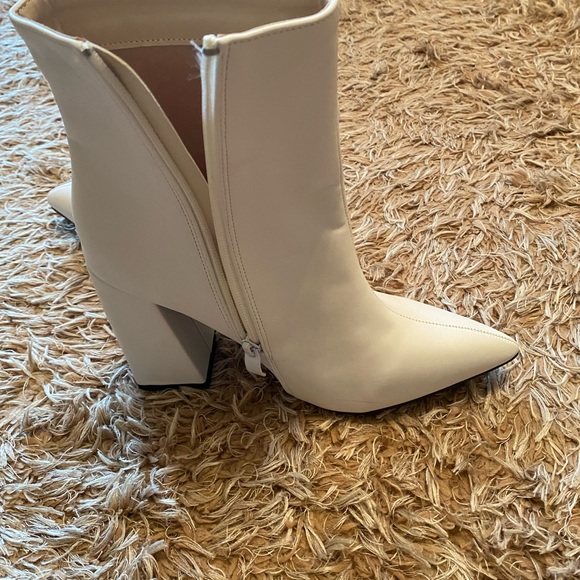 Super cute white, pointy toe, square heel booties size EUR 38, 7.5. - Picture 5 of 8